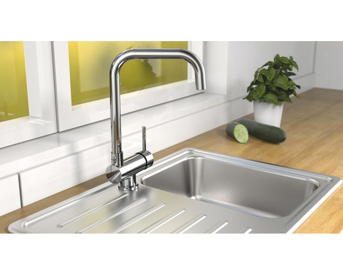 Évier de cuisine avec robinet, fenêtre et décoration