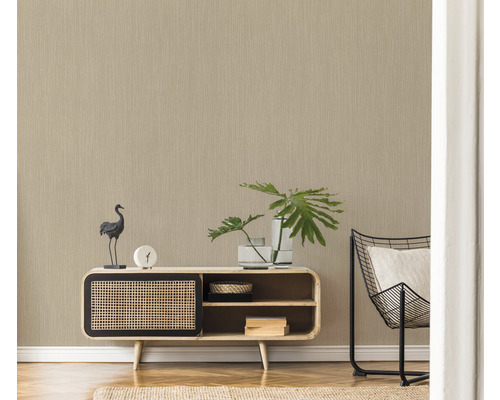 Scène avec papier peint texturé beige dans le salon