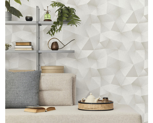 Salon avec papier peint géométrique, étagère et décorations