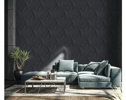 Wohnzimmer mit dunkler Design-Tapete, Sofa und Couchtisch