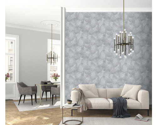 Salon lumineux avec canapé, table, chaises, lampe et papier peint à motifs