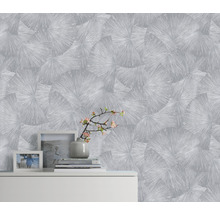 Pièce avec papier peint intissé à motif graphique.