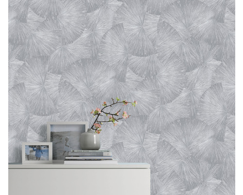 Pièce avec papier peint intissé à motif graphique.