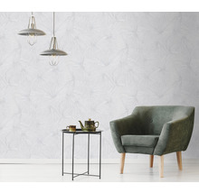 Vue d''une pièce avec papier peint à motifs, fauteuil et table d''appoint avec théière