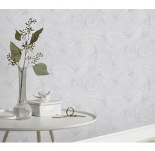 Scène avec du papier peint à motifs en arrière-plan et une table avec décoration au premier plan