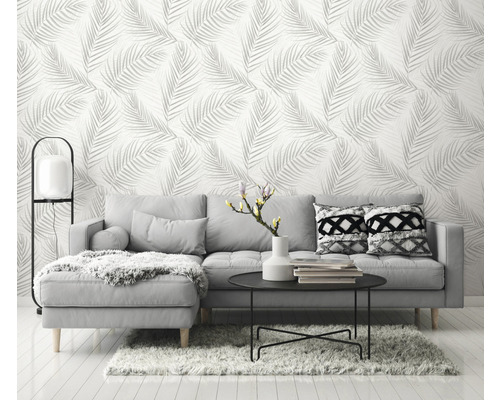 Wohnzimmer mit grauer Couch und Tapete mit Blattmuster