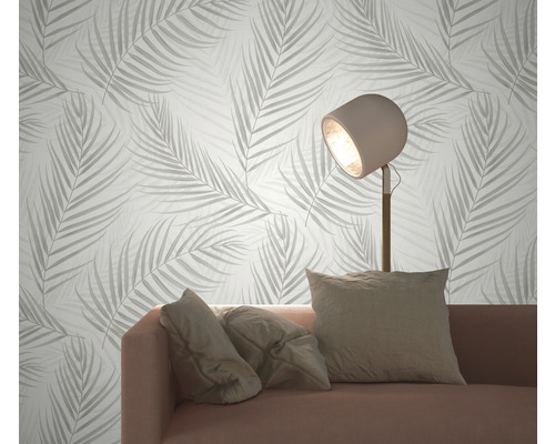 Wohnzimmer mit Sofa, Stehlampe und Tapete mit Blättermuster