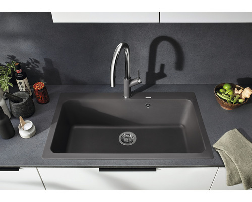 Küchenspüle mit Armatur auf Arbeitsplatte