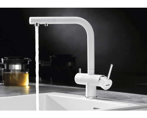 Robinet de cuisine blanc avec eau courante dans l''évier