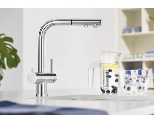 Robinet de cuisine avec douchette extractible à côté d''un pichet d''eau