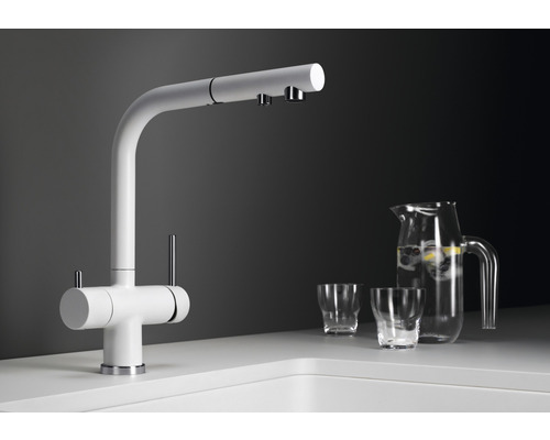 Robinet de cuisine en blanc à côté d''un pichet en verre et de verres à boire