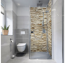 Salle de bain moderne avec douche, toilettes et fenêtre
