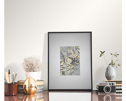 Dekorative Szene mit einem gerahmten Blattmotiv an der Wand