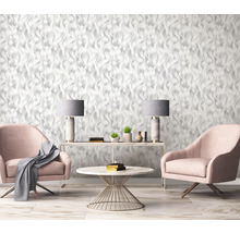 Wohnzimmer mit gemusterter Tapete, Sesseln und Tisch