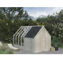 Garten mit Gewächshaus aus Holz, integriertem Schuppen und Liegestuhl