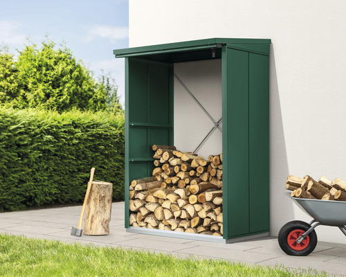 Étagère à bois de chauffage en métal avec bûches, hache et brouette dans le jardin