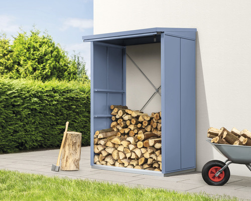Brennholzregal mit Holz, Axt und Schubkarre im Garten