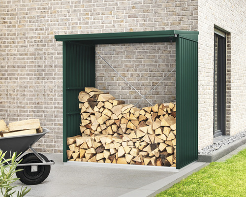 Étagère à bois métallique avec bois de chauffage et brouette