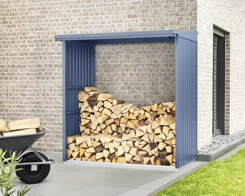 Holzlager aus Metall mit Holzscheiten und Schubkarre