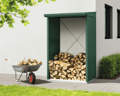 Holzlager mit Brennholz und Schubkarre im Garten