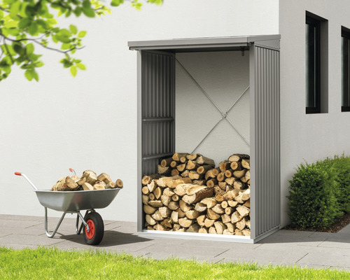 Brennholzregal aus Metall mit Brennholz und Schubkarre