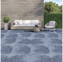 Terrasse avec canapé, table et fauteuil sur carrelage