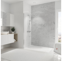 Helles Badezimmer mit Dusche, Waschtisch und Handtuch