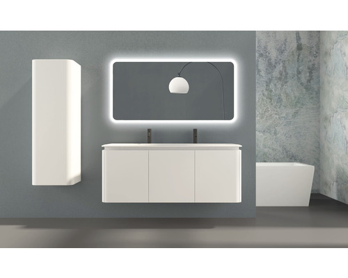 Salle de bains avec meuble sous-lavabo, armoire de toilette, miroir éclairé et baignoire
