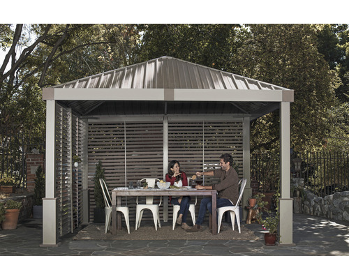 Pavillon mit Lamellenwänden, Tisch und Personen im Garten