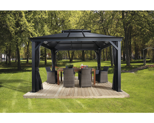 Pavillon avec table et chaises dans le jardin