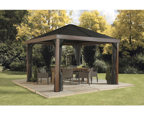 Quadratischer Pavillon mit Tisch und Stühlen im Garten.