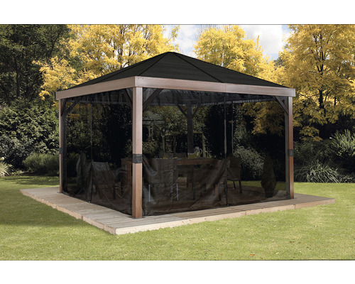 Gartengazebo mit Insektenschutznetz auf einer Terrasse