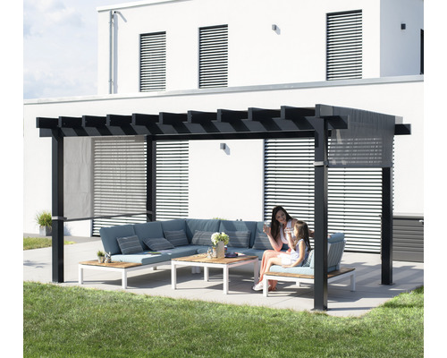 Scène de jardin avec pergola, coin salon et deux personnes