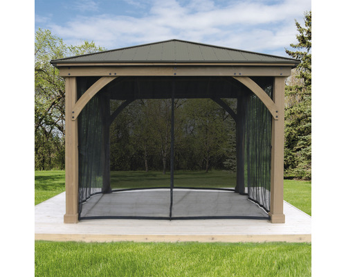 Pavillon mit Moskitonetz auf einer Terrasse im Garten