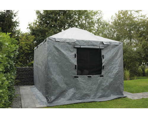 Tente de réception grise avec fenêtre dans le jardin