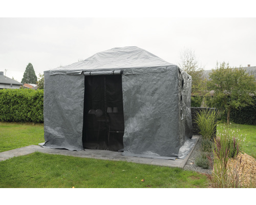 Tente grise dans le jardin sur une pelouse