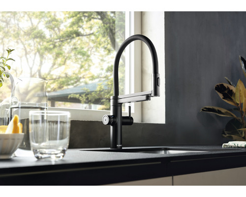 Küchenszene mit modernem, schwarzem Wasserhahn mit schwenkbarem Auslauf