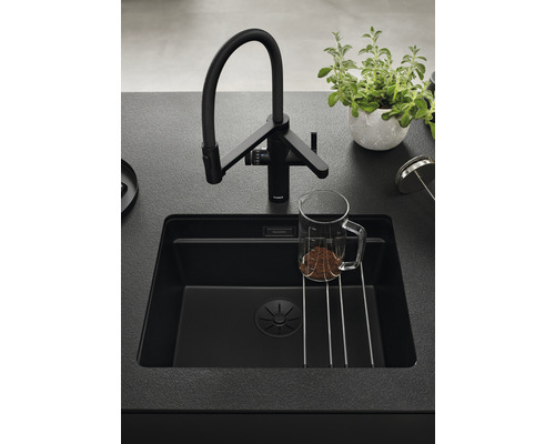 Évier de cuisine avec robinet et égouttoir