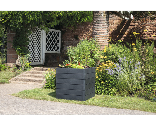 Quadratischer Pflanzkasten aus Kunststoff mit Pflanzen im Garten.