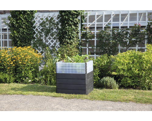 Jardinière surélevée en plastique dans le jardin