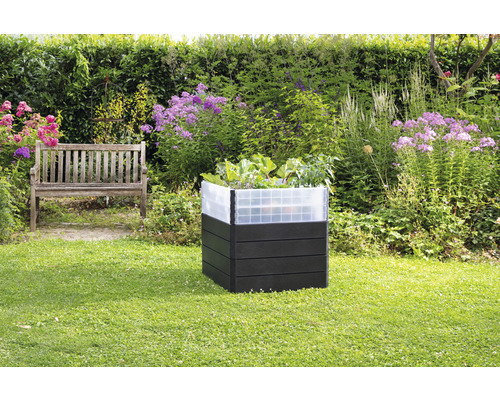 Hochbeet aus Kunststoff im Garten