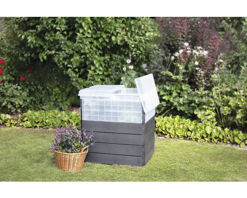 Komposter aus Holz und Kunststoff mit offenem Deckel im Garten.