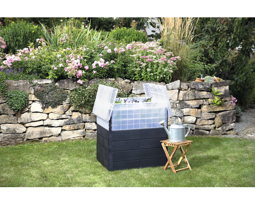 Hochbeet mit Frühbeetaufsatz und Giesskanne im Garten