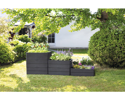 Dreistufige Pflanzkästen aus Holz im Garten mit Pflanzen