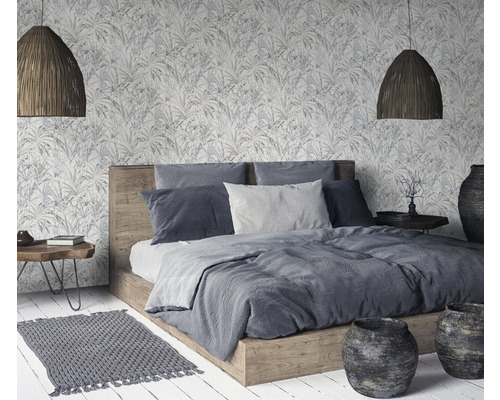 Chambre avec lit double, papier peint à motifs, lampes tressées et décoration