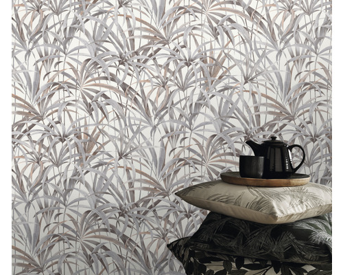 Szene mit Blättertapete, Teekanne und Kissen