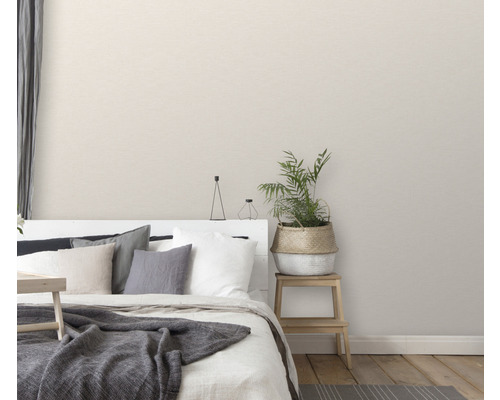 Schlafzimmer mit Bett, Kissen, Decke, Topfpflanze und Nachttisch