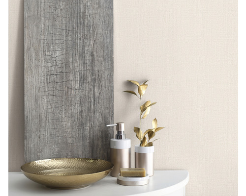 Dekorative Anordnung mit Schale, Seifenspender und Holzpaneel