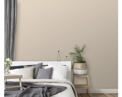 Schlafzimmer mit beiger Textiltapete, Bett und Zimmerpflanze