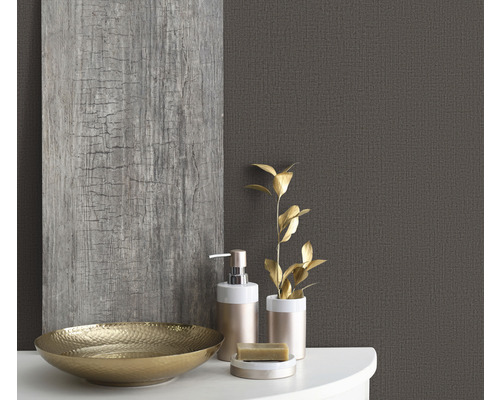 Nature morte de salle de bains avec bol, distributeur de savon et panneau mural en bois